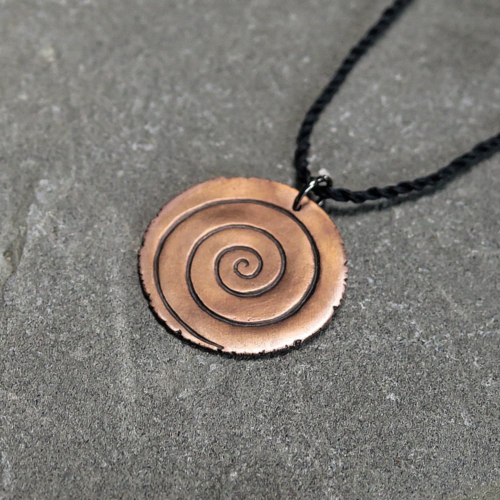 Obesek-kozmicne-povezave-ravnovesja-spirala