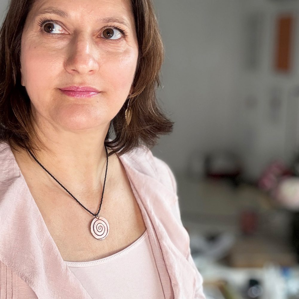 Intuitivni-obesek-spirala-svetlobna-koda