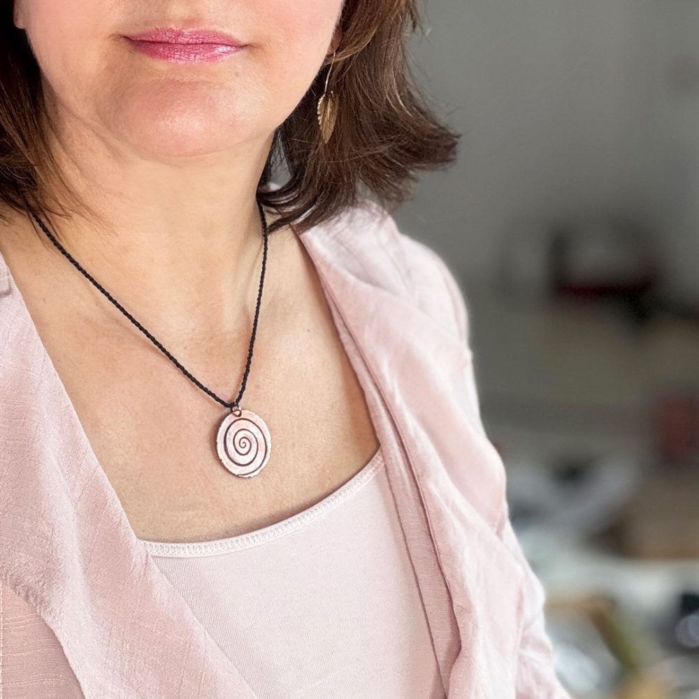 Bakren-energijski-obesek-spirala-svetlobna-koda