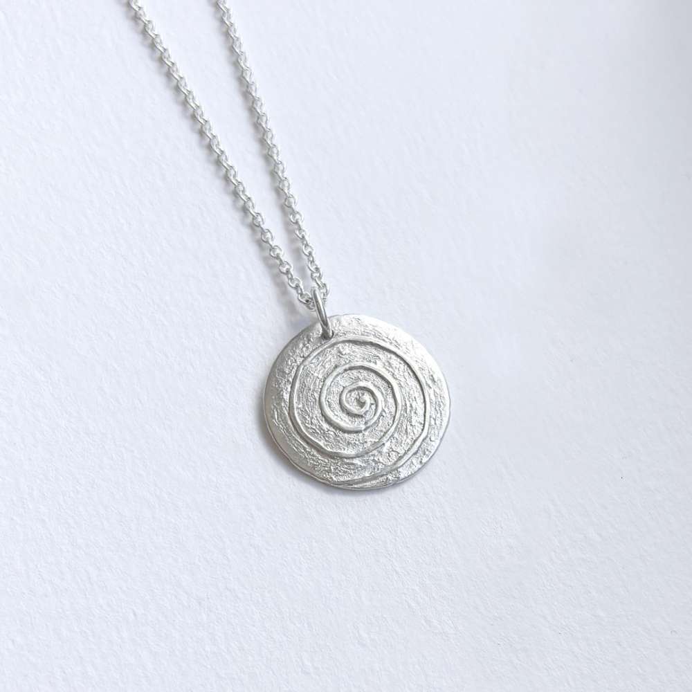 Obesek-kozmične-povezave-ravnovesja-srebro