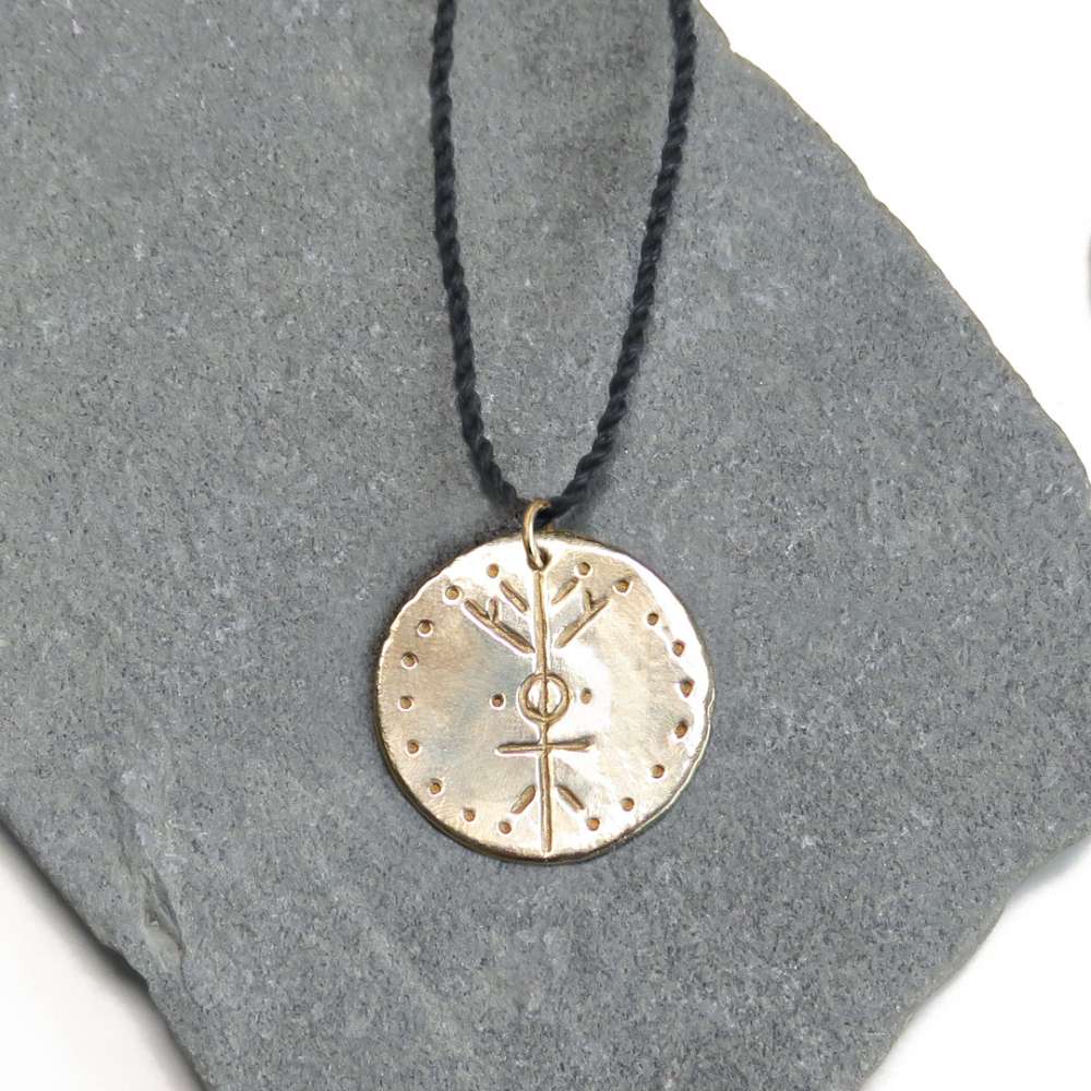 Obesek-kozmicne-povezave-ravnovesja-zadaj-vrvica