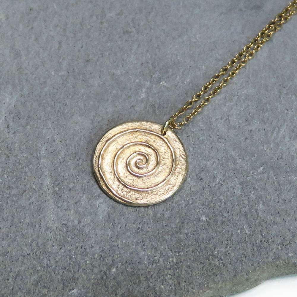 Obesek-kozmične-povezave-ravnovesja-bron-velik