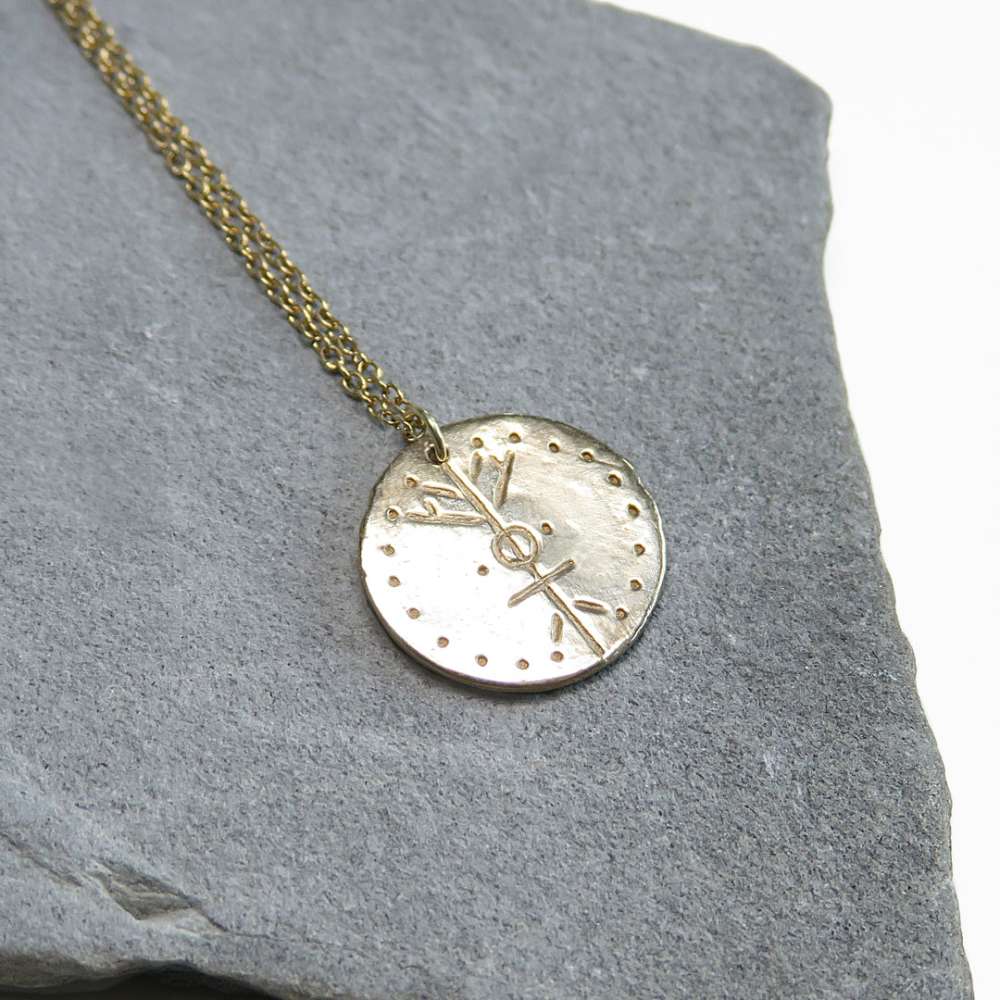 Kozmicni-obesek-svetlobni-simbol-bron