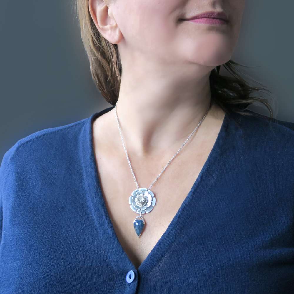 Intuitivni-kanaliziran-obesek-cvet-safir